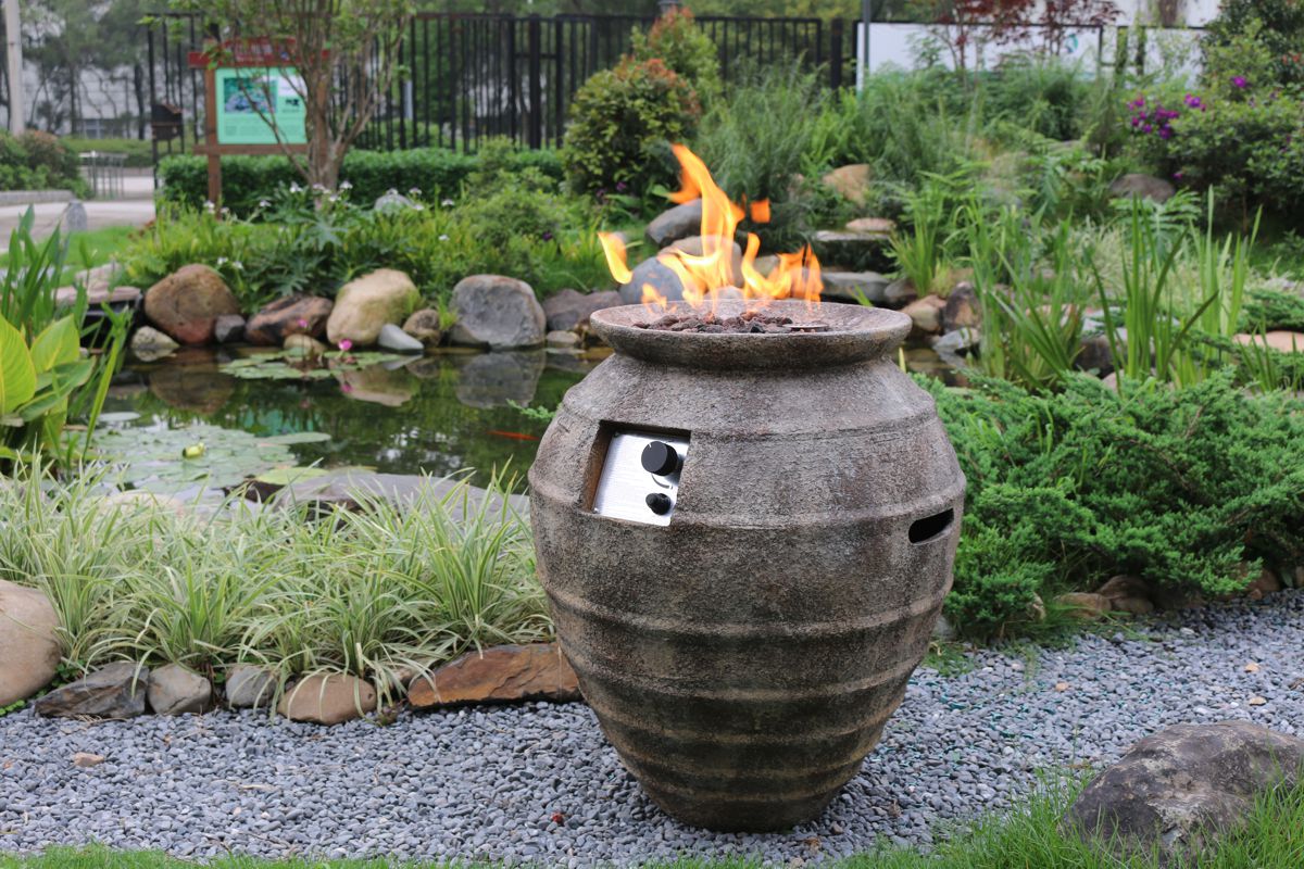 Ohnisko POMPEI POT s horiacim ohňom v záhrade