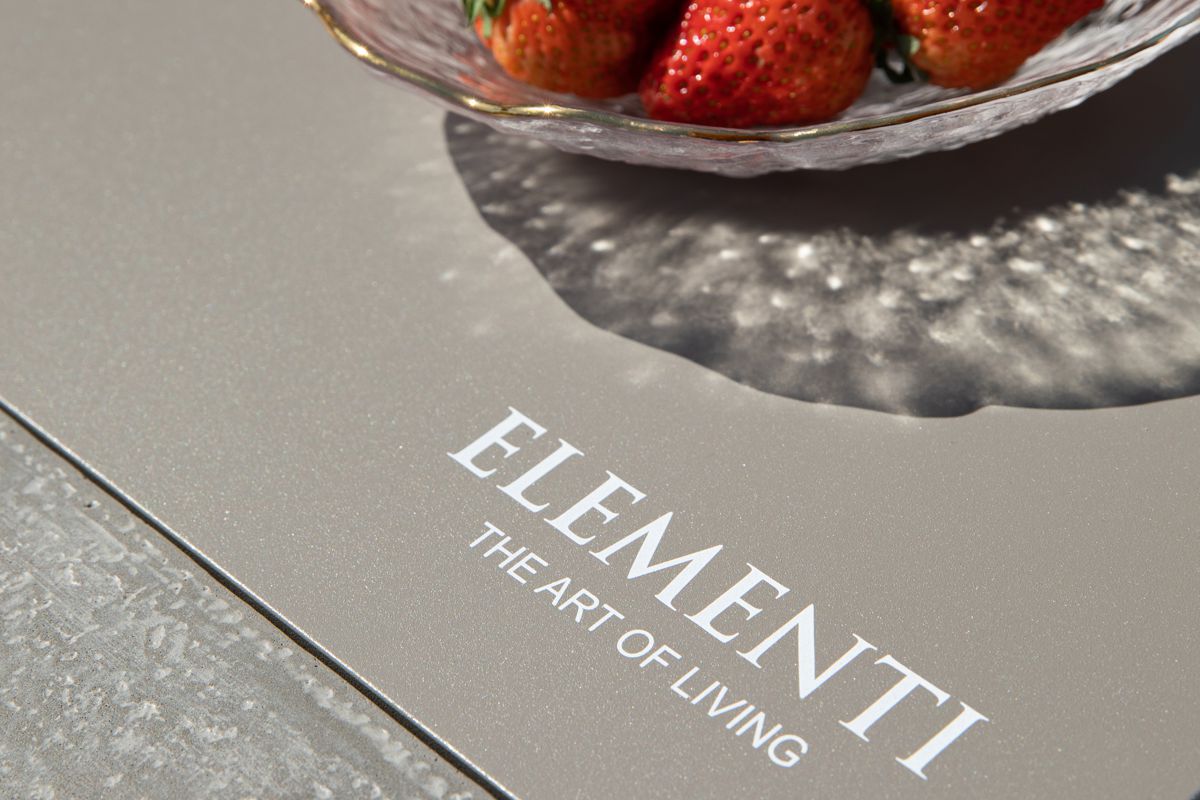 Detail povrchu stola MONTE CARLO s logom ELEMENTI