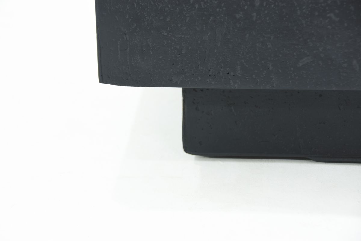 Detail povrchu stola MANHATTAN Dark Grey s odtlačkom travertínu